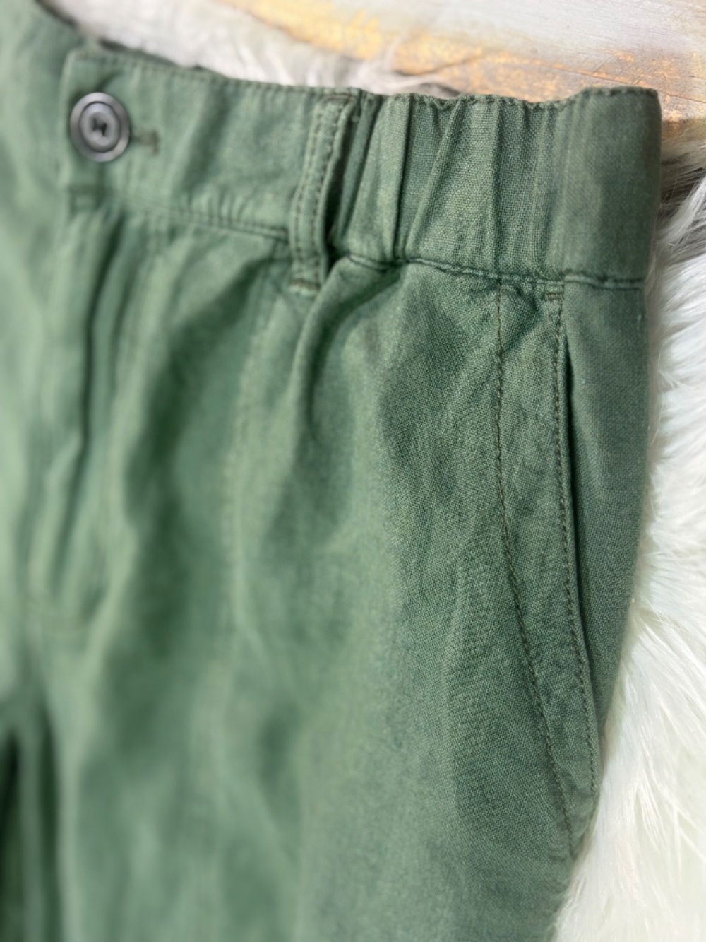 EUC {Pilcro · Anthro} High Rise Green Linen Utility Crop Cargo Pants | Medium - Picture 6 of 14